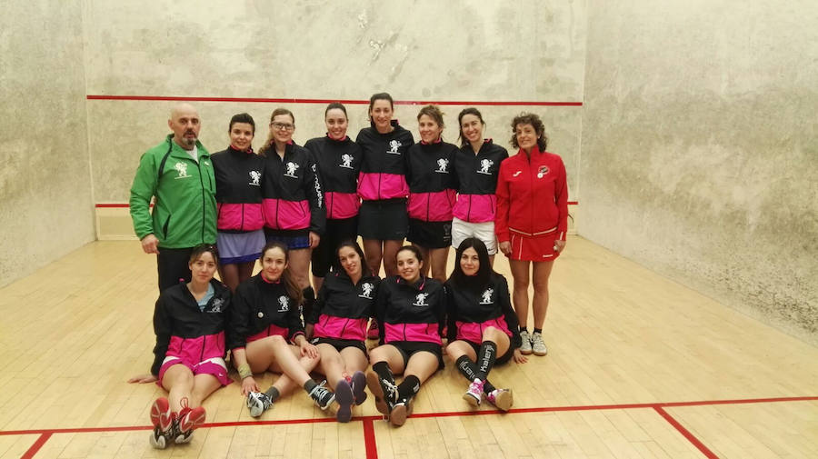 Las chicas del Club Squash León que participaron al torneo de Vitoria con el Presidente, Esaú Martínez.