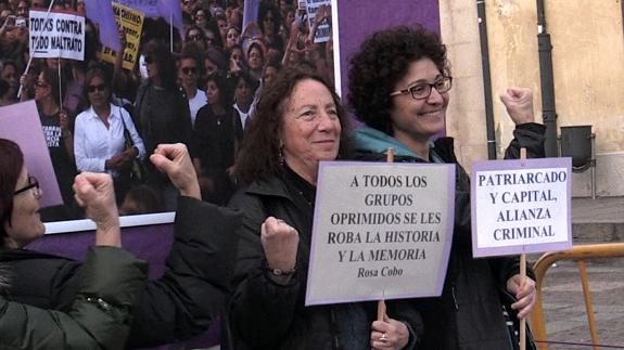 Un grupo de mujeres posa en el 'Fotocall por la igualdad'.
