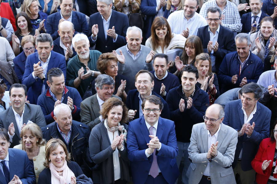 Alfonso Fernández Manueco ofrece una rueda de prensa donde explica su candidatura a presidente regional del PP acompañado de cargos y representantes del partido y de su familia. 