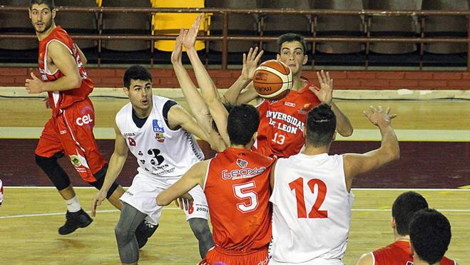 Una acción del partido entre Fundación León y La Flecha.