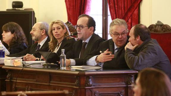 El acuado, a la derecha, junto a su letrado y los representante de la acusación pública y particular. 