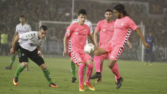 Mario Ortiz y Toni disputan un balón en El Sardinero.