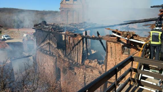 Estado en el que ha quedado la vivienda tras el fuego.