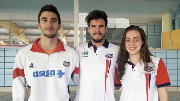 Los tres participantes del Club Natación León.