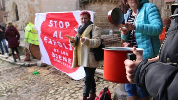 Protestas contra la obra en la plaza.