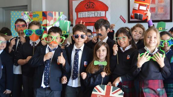 Los alumnos del centro celebrando el Día de San Patricio