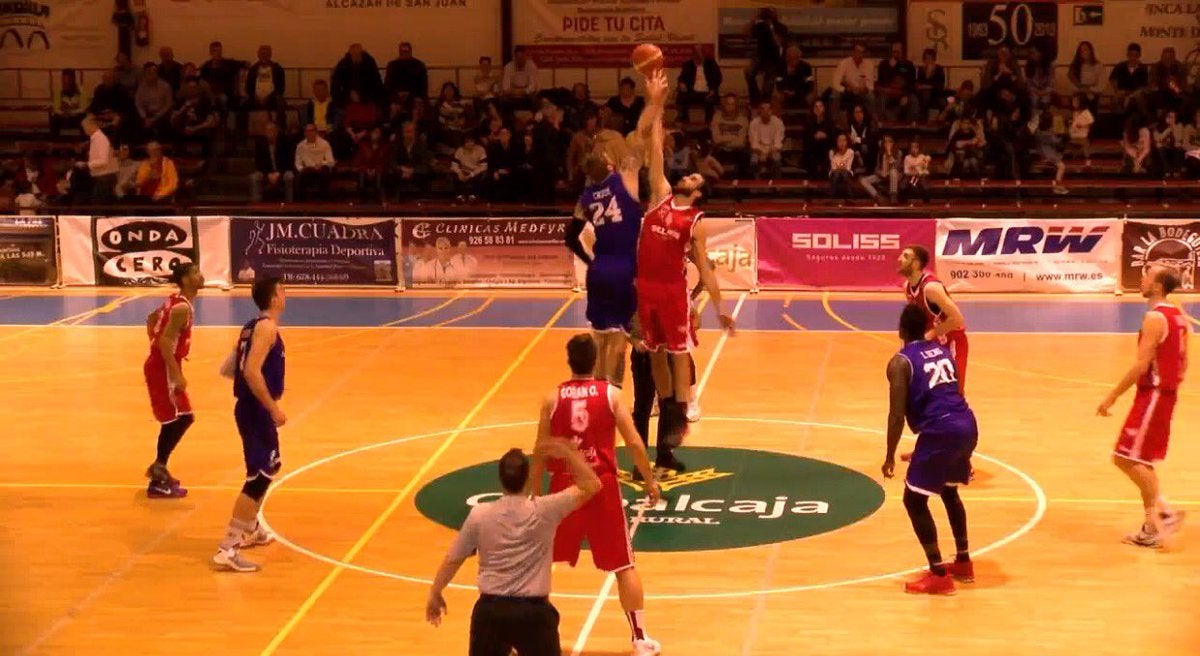 Salto inicial del partido.