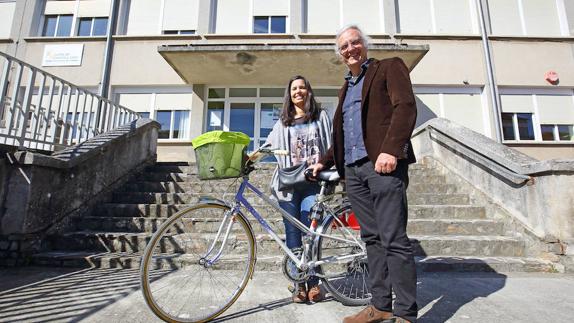 La técnico de la Fundación Vicente Ferrer en Castilla y León, Nuria Burgos, junto al profesor de geografía en el IES Bergidum Flavium de Cacabelos, Federico Méndez.