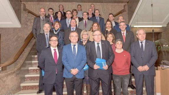 Fotografía del grupo durante la visita al Ayuntamiento de León.