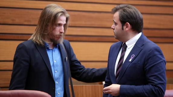 Pablo Fernández conversa con Tino Rodríguez en las Cortes.