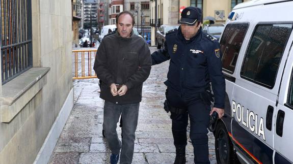 Llegada del acusado a la Audiencia Provincial de León este miércoles. 