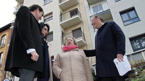 Quiñones, Mata y Silván charlan con una vecina de una de las viviendas rehabilitadas del ARU León Oeste. 