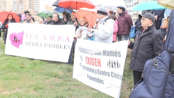 Protesta en el solar de La Palomera cedido para la construcció del conservatorio. 