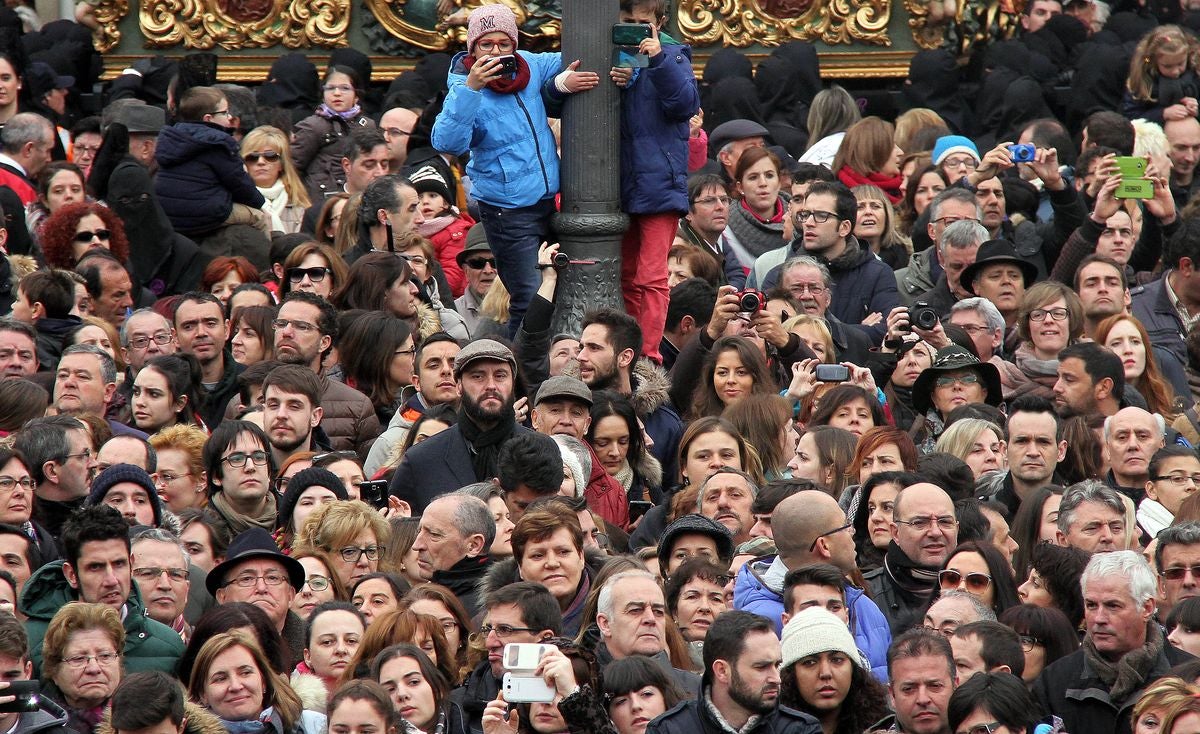 Espectadores del Encuentro en la Plaza Mayor.