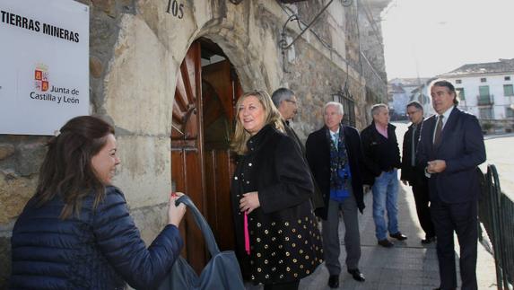 Pilar del Olmo visita la nueva Oficina ADE Tierras Mineras de Guardo, para la reunión del Comité de Seguimiento del Plan de Dinamización Económica de los Municipios Mineros