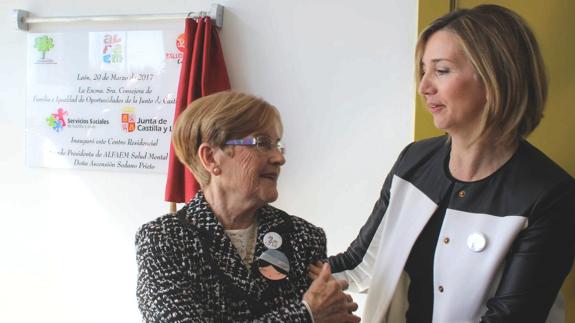 Ascensión Sedano, presidenta de Alfaem, inaugura el centro junto a Alicia García, consejera de Familia e Igualdad de Oportunidades.