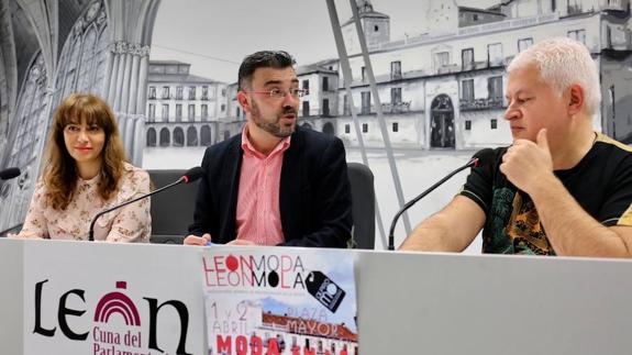 Pedro Llamas, en el centro de la imagen, durante la presentación. 