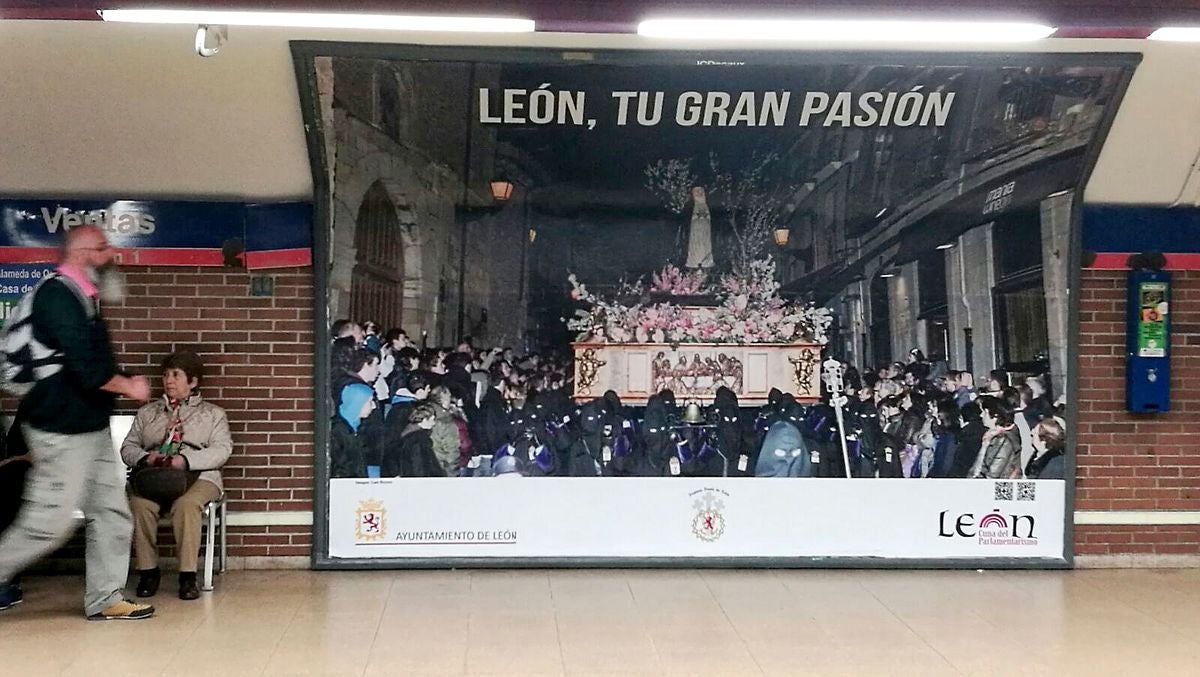 Imagen de la Semana Santa de León en el Metro de Madrid.