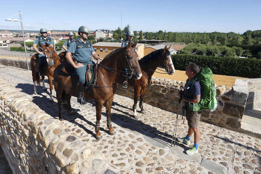 Miembros del Escuadrón de Caballería de la Guardia Civil en el Camino de Santiago. 