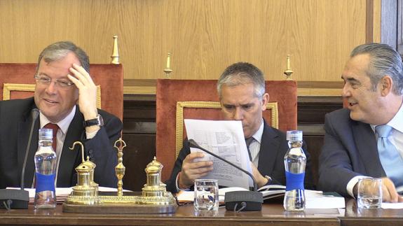 Antonio Silván, José María López de Benito y Agustín Rajoy, durante el pleno. 