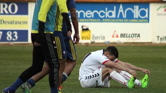 Álex Gallar se lamenta en el suelo de la derrota.