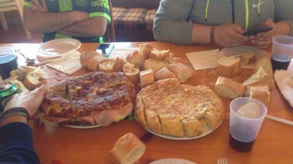 Mesa con las tortillas preparadas en Fresno de la Vega. 