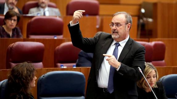 El consejero de Educación de la Junta, Fernando Rey, interviene en el Pleno de las Cortes.