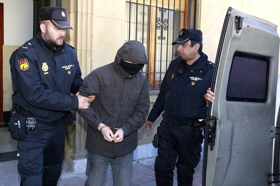 El acusado, a su salida de la Audiencia tras conocer el veredicto del jurado. 