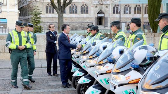 El teniente alcalde saludó a los 38 oficiales de la Guardia Civil.