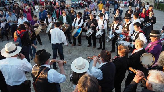 Dulzaineros en Veguellina.