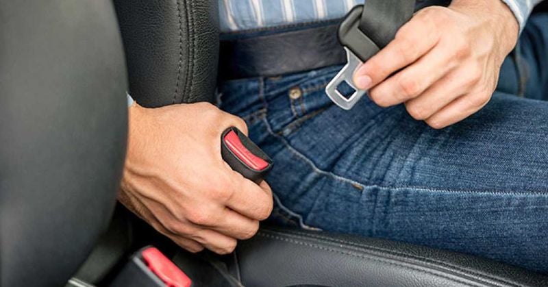 Imagen de un conductor colocando n