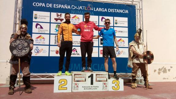 Raúl Lazo, en el cajón de tercer clasificado.