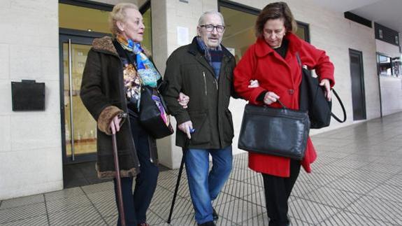 Villa, acompañado por su esposa, María Jesús Iglesias, y su abogada, Ana García Boto, se dirige al juzgado, donde el pasado 3 de marzo declaró ante la jueza Simonet Quelle. 