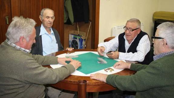 Jubilados disfrutando de una partida de cartas. 