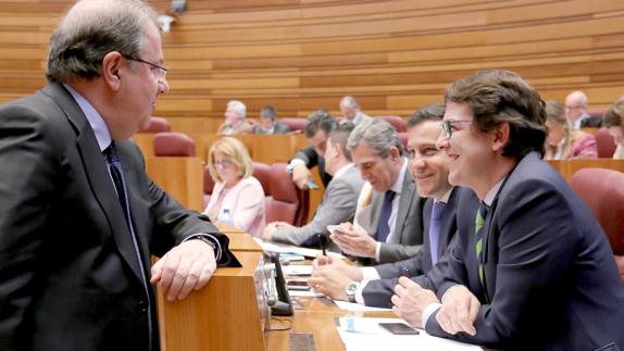 Juan Vicente Herrera, conversa con el procurador Alfonso Fernández Mañueco y con el nuevo portavoz del PP, Raúl de la Hoz.