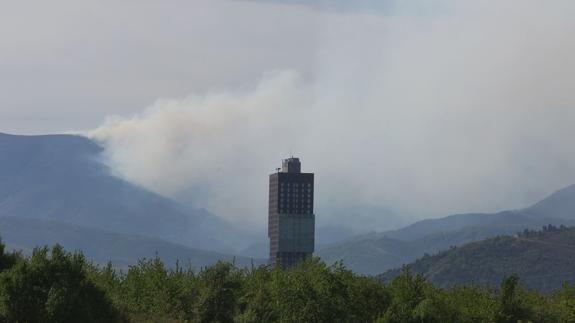 Incendio de este miércoles en Bouzas visto desde Ponferrada.