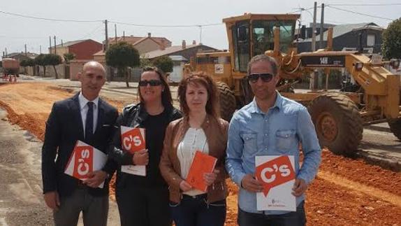 El equipo de Ciudadanos visita la carretera en obras.