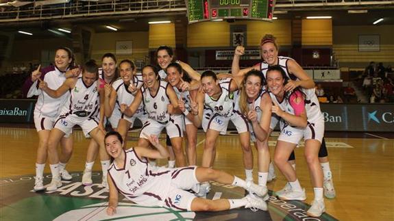 Sant Adriá celebra el ascenso.