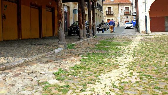 Las líneas marcadas con arena será el nuevo ancho que tendrán las aceras.