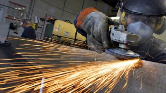 Un operario en labores industriales.