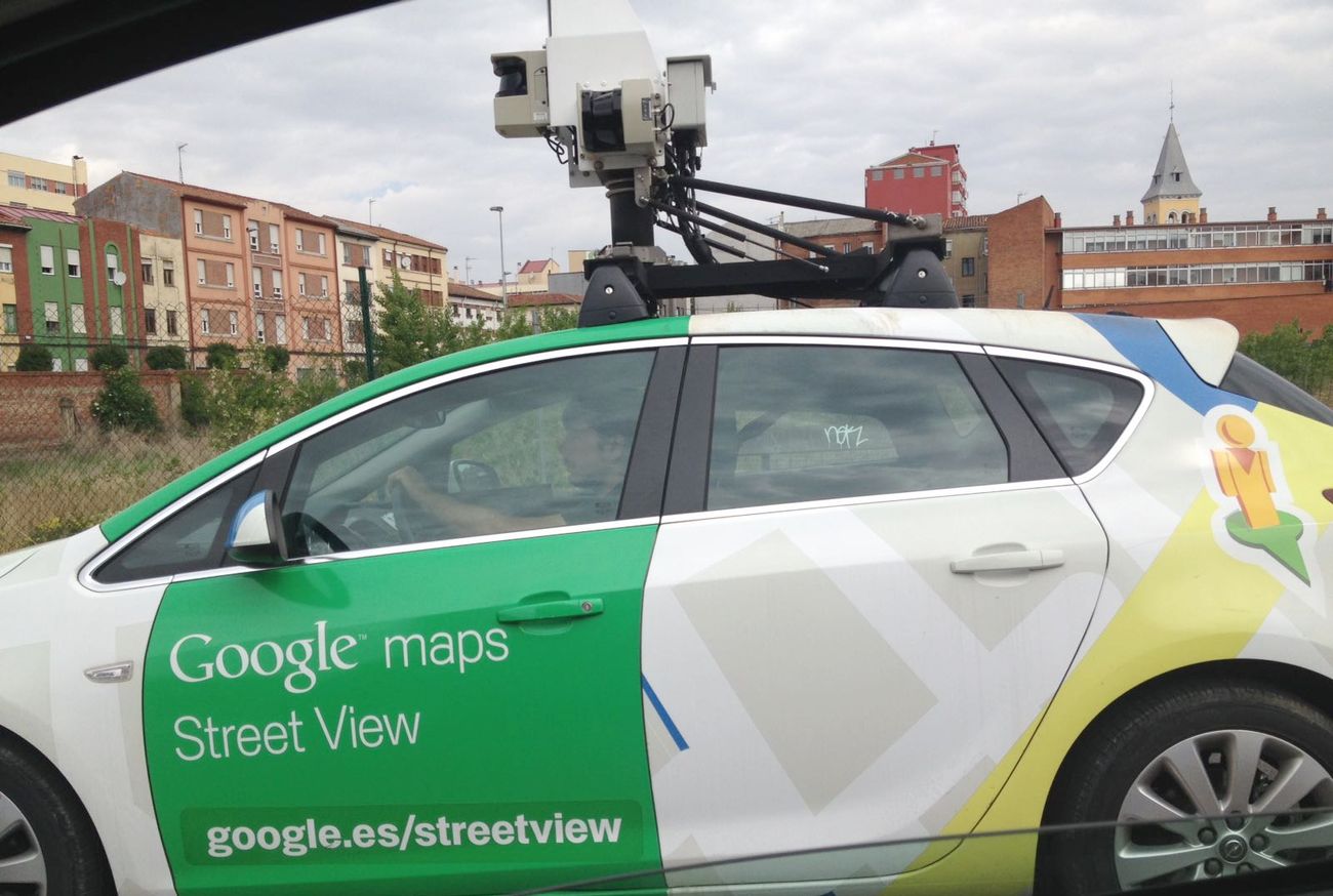 El vehículo de Google Maps, este martes, en León.