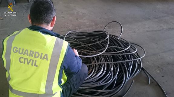 La Guardia Civil recupera el cable durante su operación.