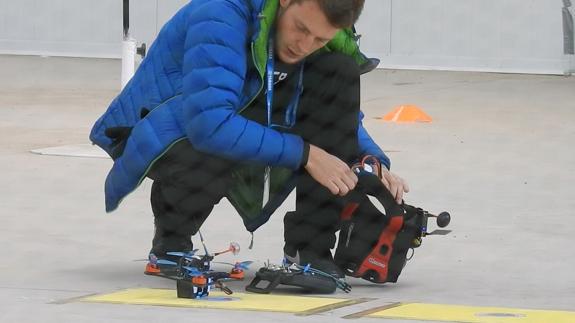 Uno de los pilotos de drones, durante la prueba. 