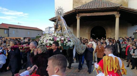 Los vecinos sacan a hombros a la Vírgen del Arrabal. 