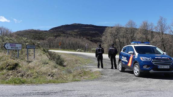 Dos agentes de la Policía Nacional, en la zona del incendio. 