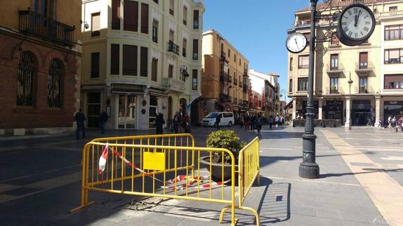 La zona vallada sin la estatua del padre y el hijo. 