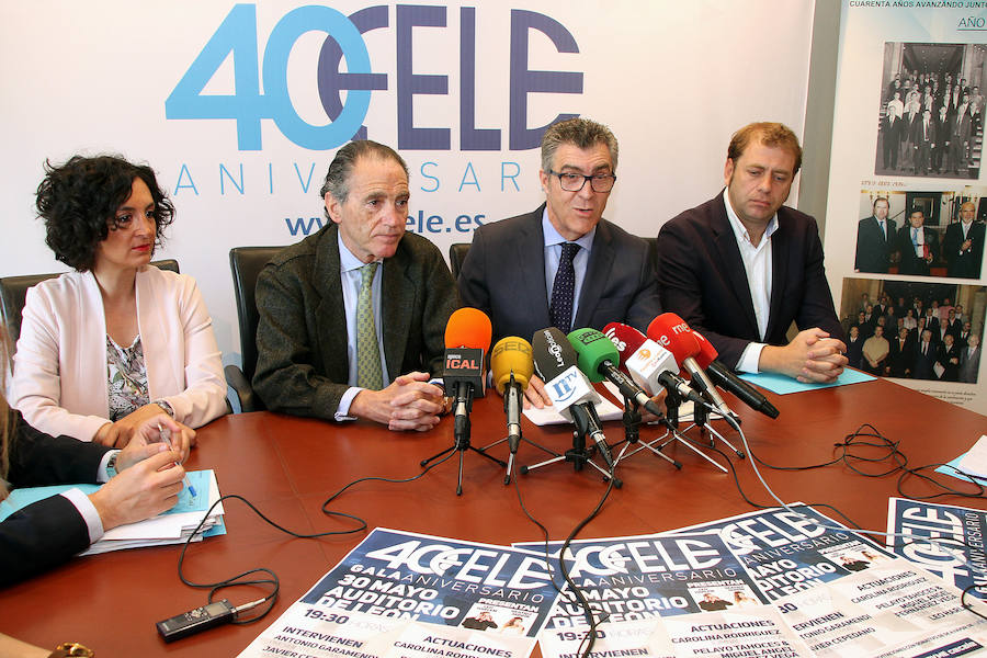 El presidente de la FELE, Javier Cepedano (CD), acompañado por varios miembros de la junta directiva.