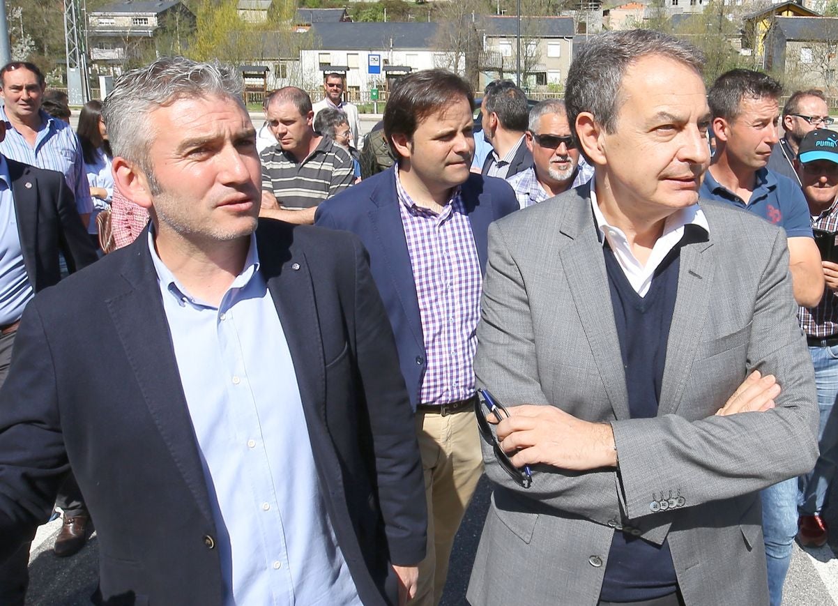 Zapatero, junto al alcalde de Igüeña, durante una de sus últimas visitas a la provincia.