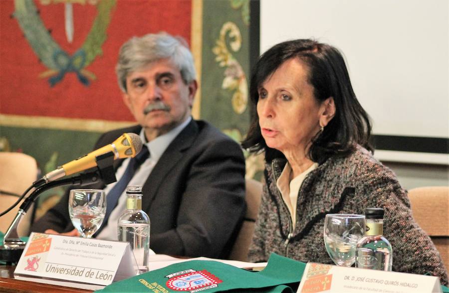 La expresidenta del Tribunal Constitucional junto al rector de la ULE. 