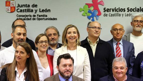 La consejera de Familia e Igualdad de Oportunidades, Alicia García, firma un acuerdo con los representantes de las entidades del Tercer Sector de Castilla y León.